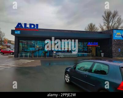 Baden-Baden, Germania - 1° gennaio 2022: La parte anteriore e il logo del marchio di una filiale del rivenditore tedesco Aldi Foto Stock