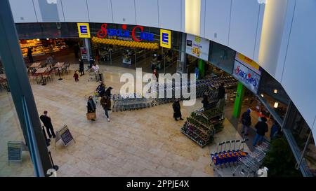 Ingresso a un supermercato Edeka. Edeka è la più grande catena di supermercati in Germania. Foto Stock