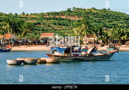 Diapositiva scansionata di fotografia storica a colori della regione costiera del Vietnam sul Mar Cinese Foto Stock