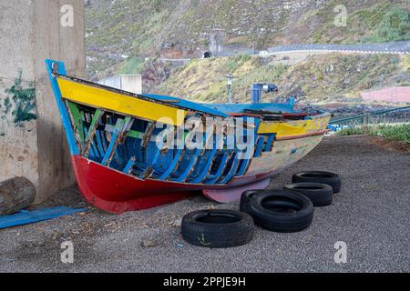 Scheletro di una vecchia barca di legno danneggiata sulla costa di Porto moniz Foto Stock