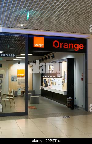 Insegna illuminata della società di telecomunicazioni francese Orange in un negozio nel centro della città di Swinoujscie in Polonia Foto Stock