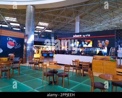 Antalya, Turchia - 11 maggio 2021: Aeroporto di Antalya - terminal internazionale. Il venditore e i cuochi aspettano gli acquirenti nel chiosco dei fast food Foto Stock