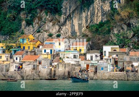 Diapositiva scansionata di fotografia storica a colori della regione costiera del Vietnam nella Baia di ha Long nel Mare della Cina Foto Stock