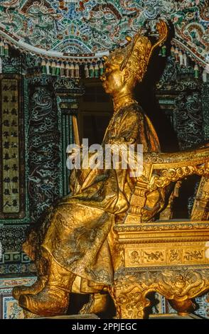 Scannerizzata una fotografia storica a colori della statua dorata dell'imperatore Khai Dinh nel suo mausoleo vicino Hue nel Vietnam centrale Foto Stock