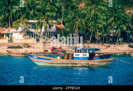 Diapositiva scansionata di fotografia storica a colori della regione costiera del Vietnam sul Mar Cinese Foto Stock