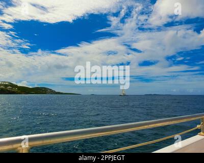 Vista della costa verde in una delle Isole Vergini americane. Foto Stock