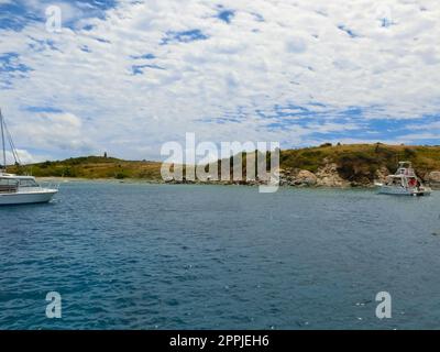 Vista della costa verde in una delle Isole Vergini americane. Foto Stock