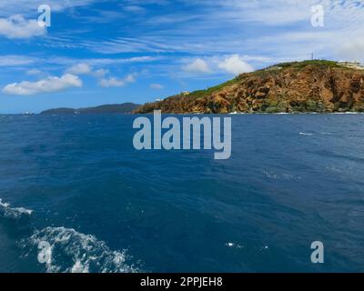 Vista della costa verde in una delle Isole Vergini americane. Foto Stock