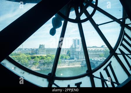Antico orologio trasparente nel museo d'Orsay. Parigi Foto Stock