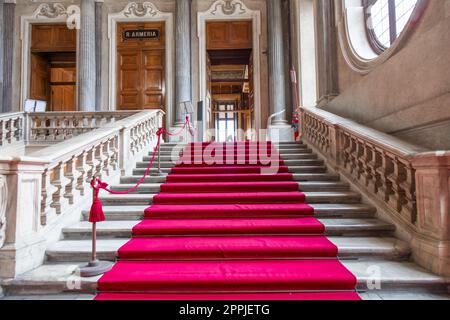 Torino, Italia - circa Gennaio 2022: Tappeto rosso nel Palazzo reale - elegante e lussuosa scalinata in marmo. Foto Stock