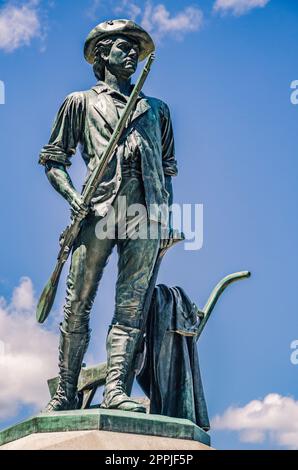 Statua di Minute Man al North Bridge presso il Minute Man National Historical Park di Concord, Massachusetts Foto Stock