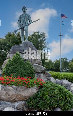 Statua Minute Man e bandiera degli Stati Uniti a Battle Green nel centro storico di Lexington Foto Stock