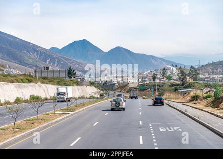 Quito, Ecuador - 26 settembre 2022: Traffico automobilistico in città Foto Stock