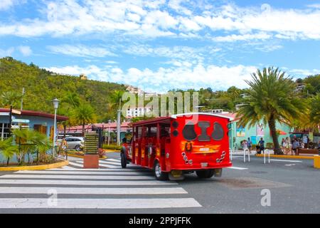 Trasporto in spiaggia da un molo per barche alla spiaggia di un'isola caraibica. Foto Stock