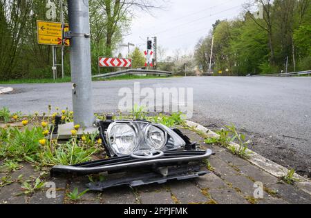 24 aprile 2023, bassa Sassonia, Neustadt am Rübenberge: I detriti di un'auto si trovano all'incrocio ferroviario dove un'auto è stata colpita da un treno la domenica mattina. Dopo l'incidente mortale nella regione di Hannover, la polizia sta facendo tutto il possibile per chiarire la causa. Tre giovani sono morti nell'incidente di domenica mattina presto, quando la loro auto è stata colpita da un treno regionale sul passaggio di livello. Secondo la polizia, avevano guidato fino all'attraversamento del livello, nonostante le mezze barriere fossero state chiuse. Foto: Julian Stratenschulte/dpa Foto Stock