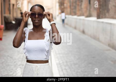 Ritratto di donna turista vestita di bianco per conoscere l'Europa, Ferrara. Italia Foto Stock