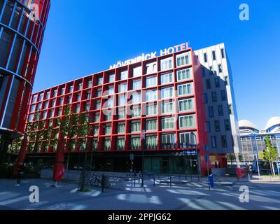 Francoforte sul meno, Germania - 10 maggio 2022: Le finestre riflettenti color argento-rosso facciata del moderno Hotel Movenpick Foto Stock