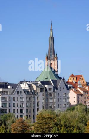 Vista delle case a schiera sul viale Piastowski, sullo sfondo una torre della cattedrale di Stettino, Stettino, Polonia Foto Stock