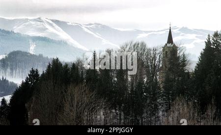 Sirnea, Brasov County, Romania, circa 2000. Paesaggio invernale con vista sulla chiesa cristiana ortodossa locale. Foto Stock
