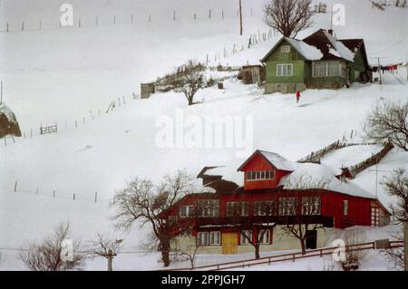 Belle case tradizionali a Sirnea, Brasov County, Romania, circa 2000 Foto Stock