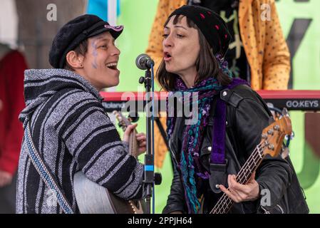 Band femminile che suona sul palco nell'accampamento della ribellione dell'estinzione allestita in Piazza del Parlamento fuori dalle Camere del Parlamento. Demo sul cambiamento climatico Foto Stock