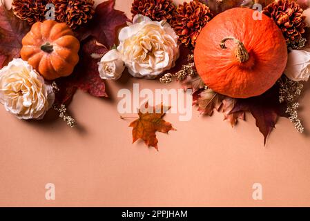 Zucche autunnali, composizione di fiori di rosa su sfondo beige artigianale, spazio copia. Elegante e creativo autunno mock up, festa autunnale Conc Foto Stock