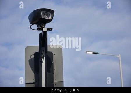 Telecamere ULEZ (Ultra Low Emission zone) all'Henlys Corner, A406 North Circular Road, North London. Foto Stock