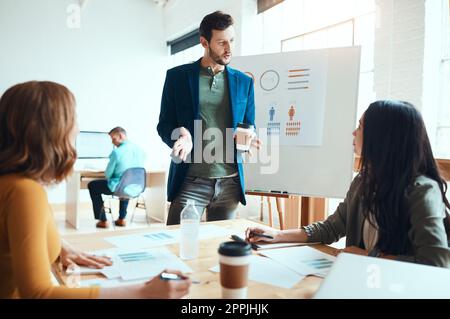 La creatività prospera nel loro ufficio. un gruppo di giovani uomini d'affari che si riuniscono in un ufficio moderno. Foto Stock