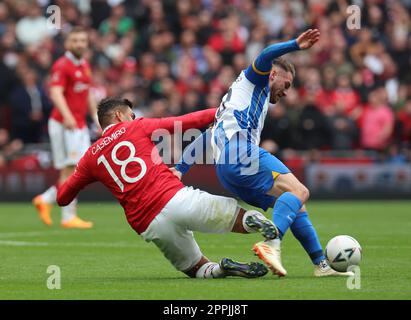 Casemiro del Manchester United affronta Brighton & Hove Albion's Alexis Mac Allister e ottiene il cartellino giallo durante la fa Cup - semi-finale partita di calcio scommessa Foto Stock