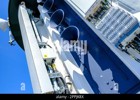 Installazione di attrezzature tecniche sulla sommità del faro di Dueodde Fyr sulla spiaggia di Dueodde, Isola di Bornholm, Danimarca. Foto Stock