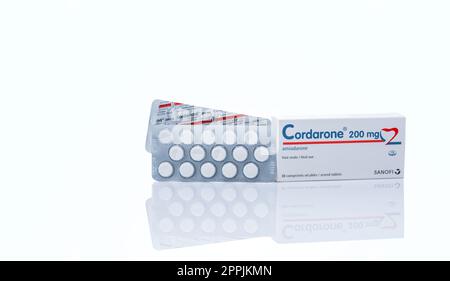 CHONBURI, THAILANDIA-23 SETTEMBRE 2022 : Cordarone in blister e scatola di carta. Prodotto Sanofi. Amiodarone pillole bianche compresse per il trattamento di aritmie. Farmaci prescritti. Farmaceutica. Foto Stock