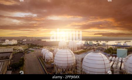 Vista aerea del serbatoio industriale di stoccaggio del gas in fabbrica. Serbatoio di stoccaggio di GNL o gas naturale liquefatto. Crisi energetica globale. Crisi dei prezzi dell'energia. Industria di stoccaggio del gas naturale. Serbatoio di stoccaggio del gas sopra il suolo Foto Stock