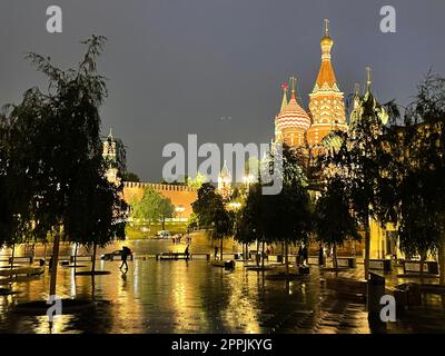 Vista dal Parco Zaryadye sul Cremlino e su St Cattedrale di Basilio Foto Stock