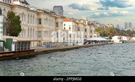 Vista dal Bosforo dell'Università di Belle Arti di Mimar Sinan, situata accanto al porto di Galata, quartiere Karakoy, Istanbul, Turchia Foto Stock