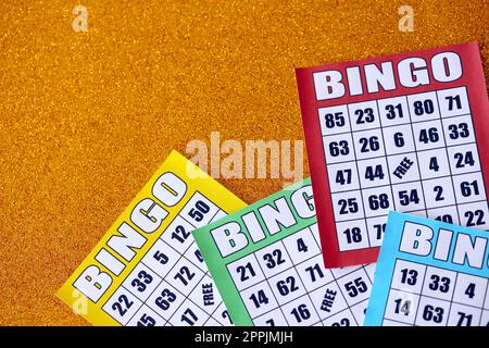 Molte tavole da bingo colorate o carte da gioco per vincere le patatine. Carte da bingo classiche statunitensi o canadesi da cinque a cinque su sfondo luminoso Foto Stock