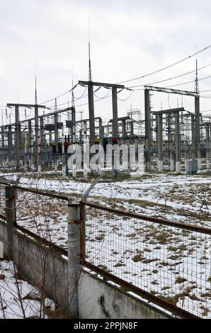 La centrale elettrica è una stazione di trasformazione. Molti cavi, poli e fili, trasformatori. Energia elettrica. Foto Stock