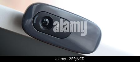 Una webcam moderna è installata sul corpo di un monitor a schermo piatto. Dispositivo per la comunicazione video e la registrazione di video di alta qualità Foto Stock