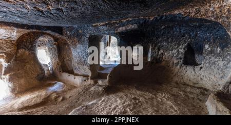 Interno di un'antica casa scavata nella roccia di Zelve. Foto Stock