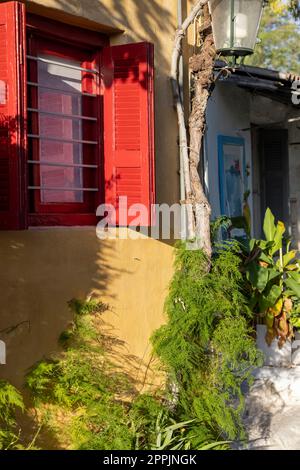 Anafiotika, piccolo e panoramico quartiere di Atene, parte del vecchio quartiere storico di Plaka, strade strette, Atene, Grecia. Foto Stock