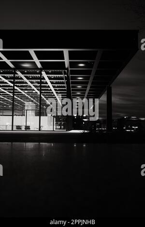 Immagine verticale della vista notturna del museo Neue Nationalgalerie Foto Stock