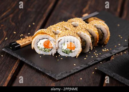 Sushi roll con anguilla affumicata e salmone con cetriolo e formaggio. Set tradizionale di panini di sushi fresco e delizioso. Menu sushi. Ristorante di cucina giapponese. Cibo asiatico Foto Stock