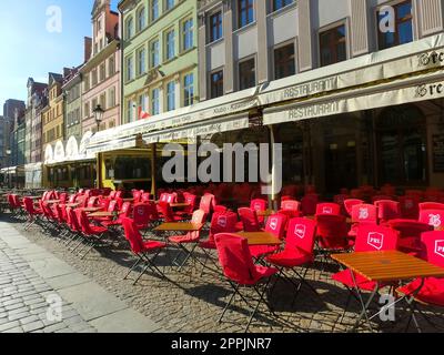 Wroclaw, Polonia - 17 aprile 2022: Il vecchio edificio nel centro di Piazza Wroclaw in Polonia Foto Stock