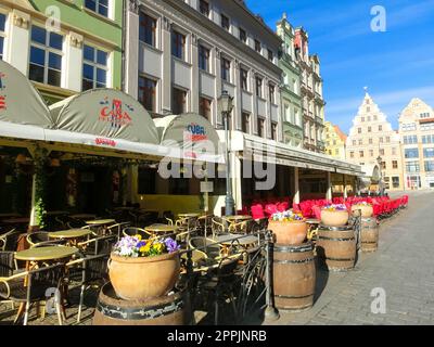 Wroclaw, Polonia - 17 aprile 2022: Il vecchio edificio nel centro di Piazza Wroclaw in Polonia Foto Stock