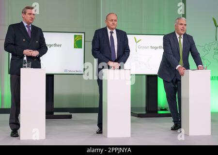 Dr. Christian von Boetticher, Presidente della Federazione delle industrie alimentari e delle bevande tedesche Joachim Rukwied, Presidente dell'Unione degli agricoltori tedeschi Dirk Hoffmann, Amministratore delegato della Messe Berlin (l.T.r.) presso il Concorso stampa di apertura della Messe Berlin Foto Stock