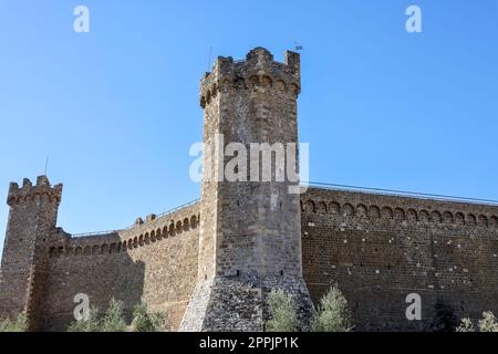 Fortezza del XIV secolo ampliata nel 1571 da Cosimo i de'Medici. Montalcino, Italia Foto Stock