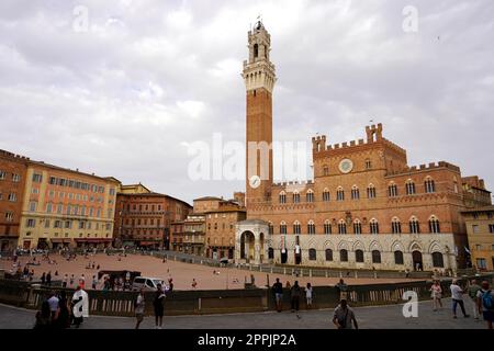 SIENA, ITALIA - 22 GIUGNO 2022: Palazzo pubblico e Torre del Mangia nel centro storico di Siena al tramonto, Toscana, Italia Foto Stock