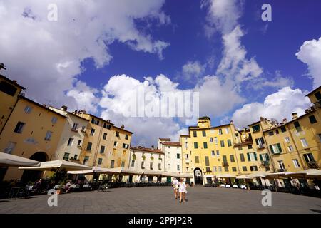 LUCCA, ITALIA - 25 GIUGNO 2022: Piazza dell'Anfiteatro a Lucca, Toscana, Italia Foto Stock