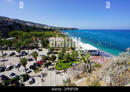 TROPEA, CALABRIA - 6 SETTEMBRE 2022: Veduta aerea del famoso villaggio di Tropea in Calabria Foto Stock