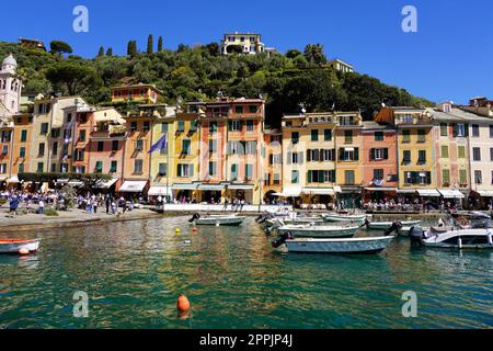 PORTOFINO, ITALIA - 17 APRILE 2023: Porto turistico di Portofino il giorno d'estate, Genova, Italia Foto Stock