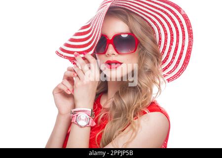 Brillante ragazza vivace in estate hat, colorati per il make-up, riccioli e rosa manicure. Bellezza viso. Foto Stock